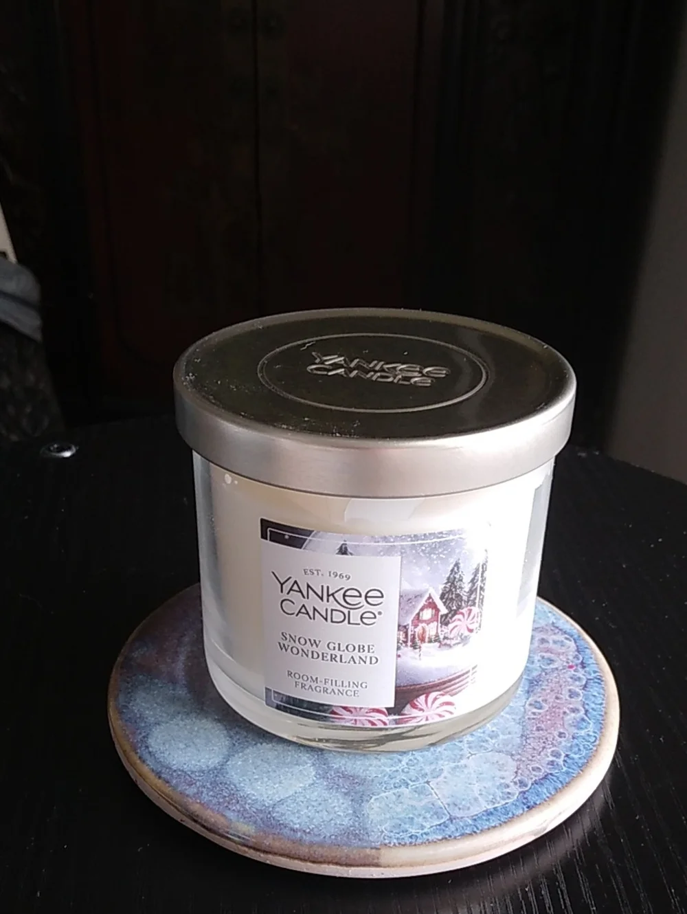 Yankee Candle Snow Globe Wonderland 4.3 oz White Jar Candle Silver Lid
